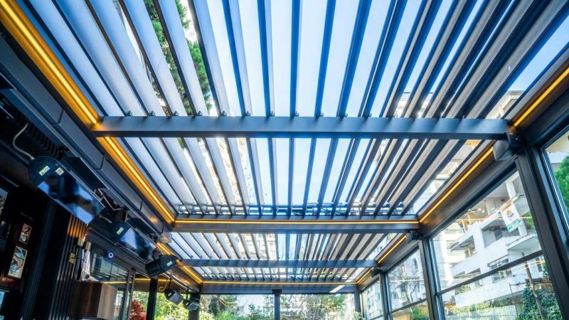 Pergola bioclimatique ou traditionnelle, quelle diff&eacute;rence pour votre terrasse en aluminium ?