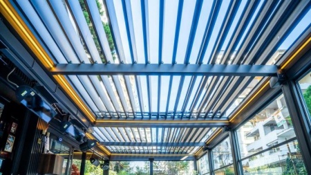Pergola bioclimatique ou traditionnelle, quelle diff&eacute;rence pour votre terrasse en aluminium ?